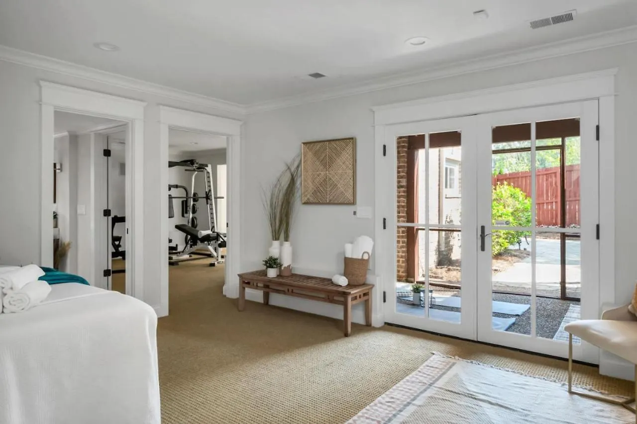 Luxe Large Home With Movie Room, Hot Tub, Garage 纳什维尔 0*,  美国