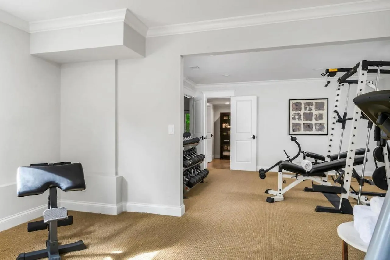 Luxe Large Home With Movie Room, Hot Tub, Garage 纳什维尔 度假居