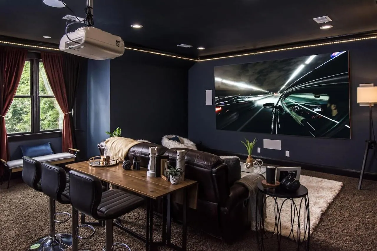Luxe Large Home With Movie Room, Hot Tub, Garage 纳什维尔