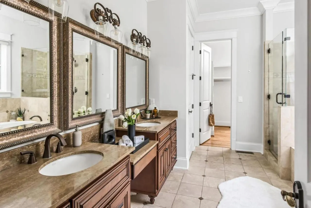 Luxe Large Home With Movie Room, Hot Tub, Garage Nashville United States
